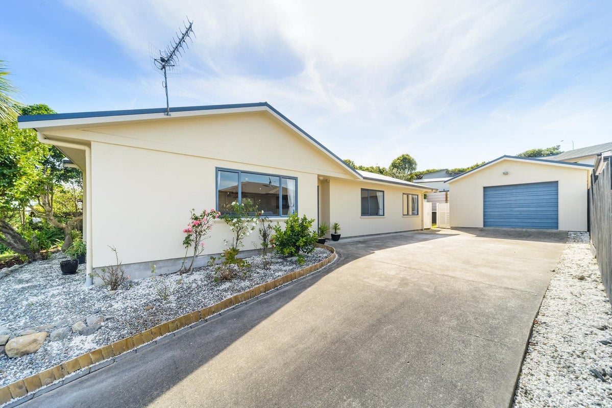 37 Dahlstrom Grove, Kelvin Grove, Palmerston North - Carousel 2