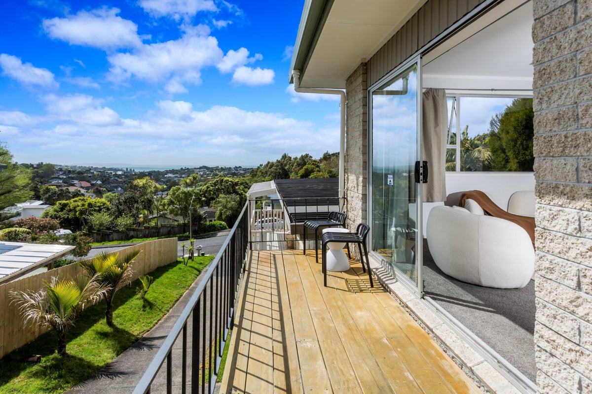 2/7 Malters Place, Browns Bay, Auckland - Carousel 1