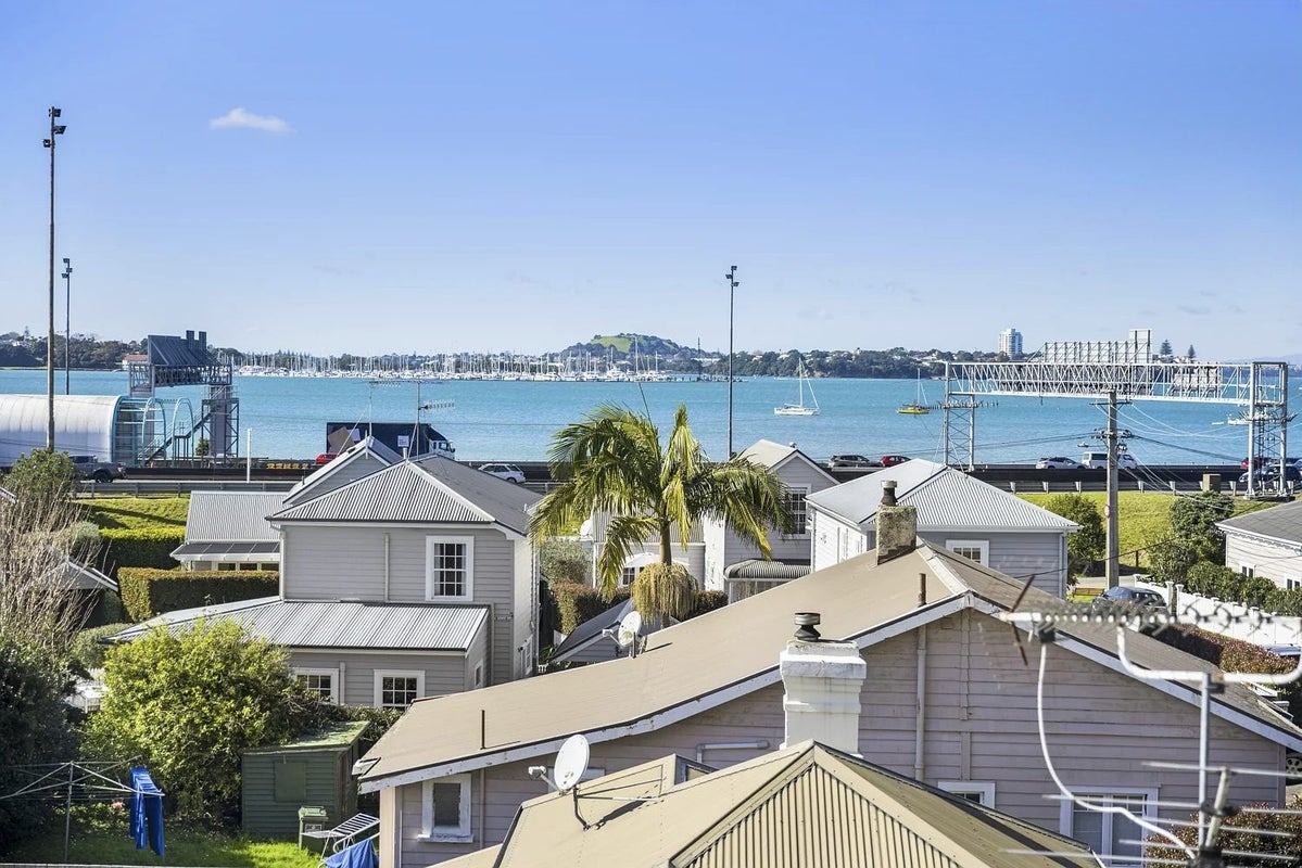 6 Beach Road, Northcote Point, Auckland - Carousel 1