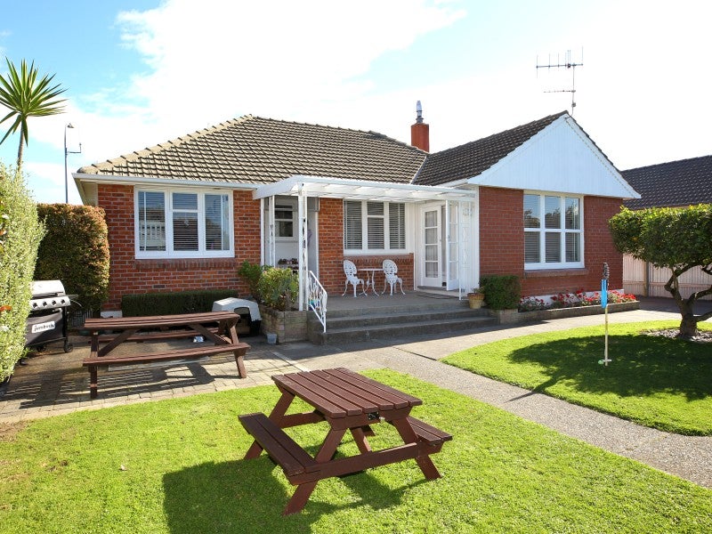 712 Grove Road, Mayfair, Hastings - Carousel 1