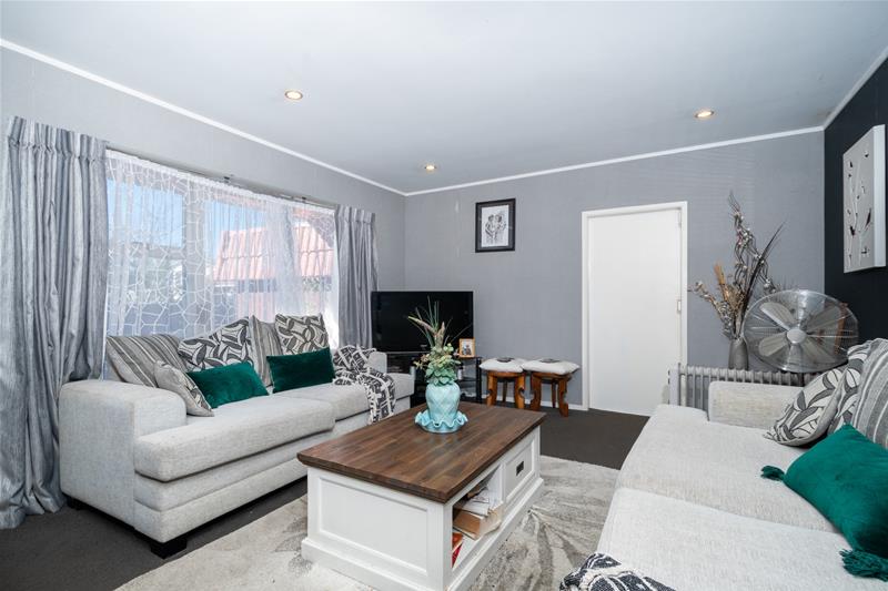 2/131 Titirangi Road, New Lynn, Auckland - Carousel 1
