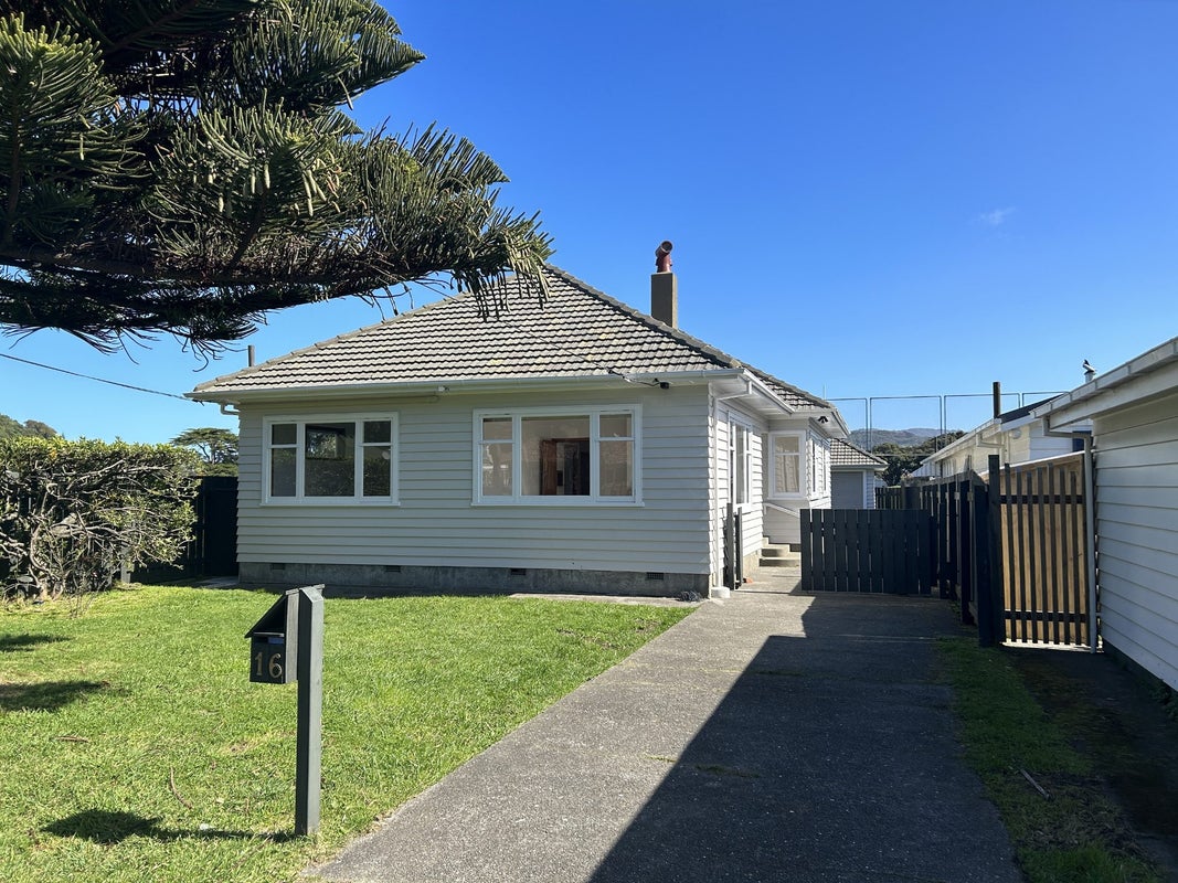 16 Strathmore Avenue, Strathmore Park, Wellington - Carousel 1