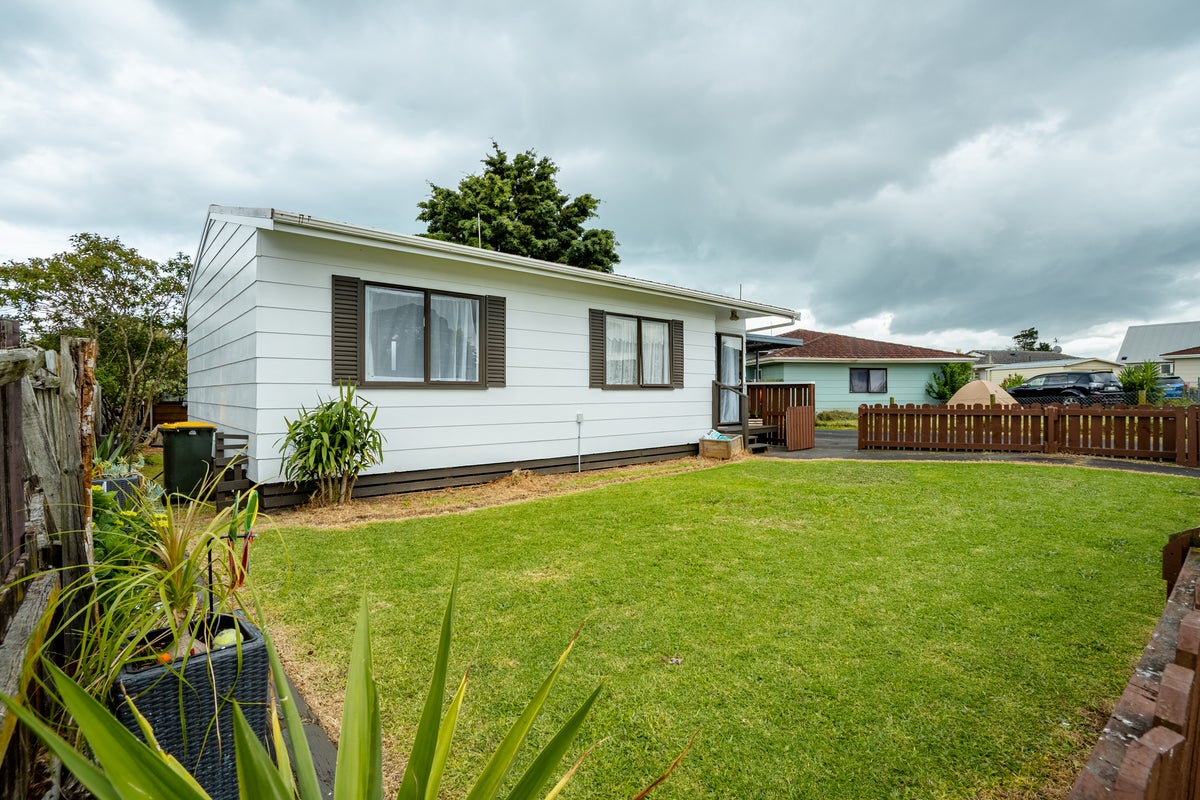 1/12 De Bloge Place, Clendon Park, Auckland - Carousel 1