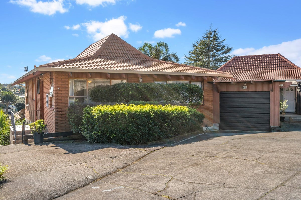 1/10 Budock Road, Hillsborough, Auckland - Carousel 1
