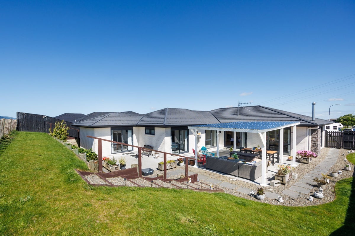 42 Cyprus Place, Fitzherbert, Palmerston North - Carousel 1
