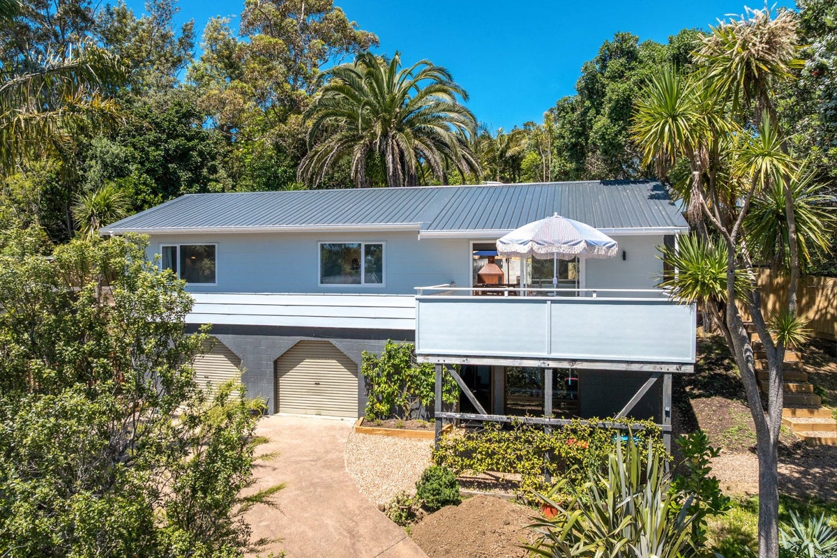 20 Bay Road, Ostend, Waiheke Island - Carousel 1