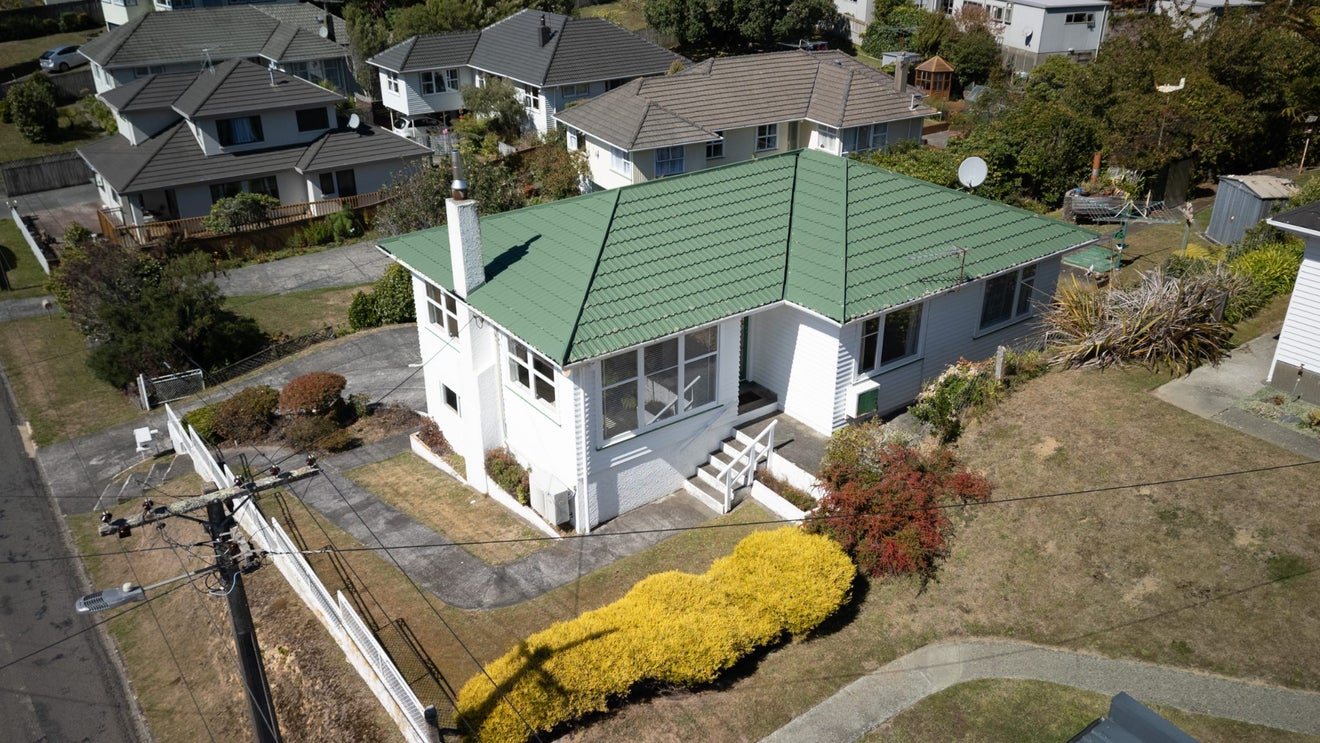 27 Larsen Crescent, Tawa, Wellington - Carousel 2