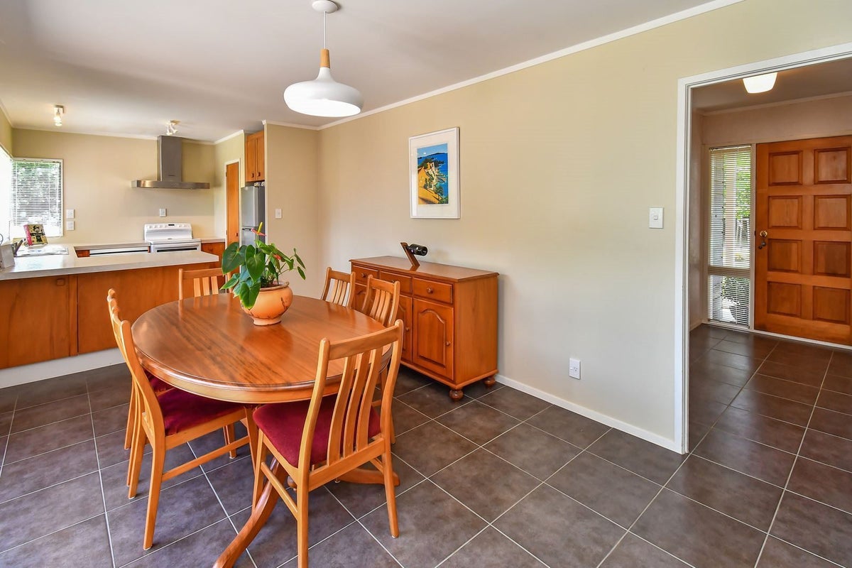 3 Donegan Place, Conifer Grove, Takanini - Carousel 16