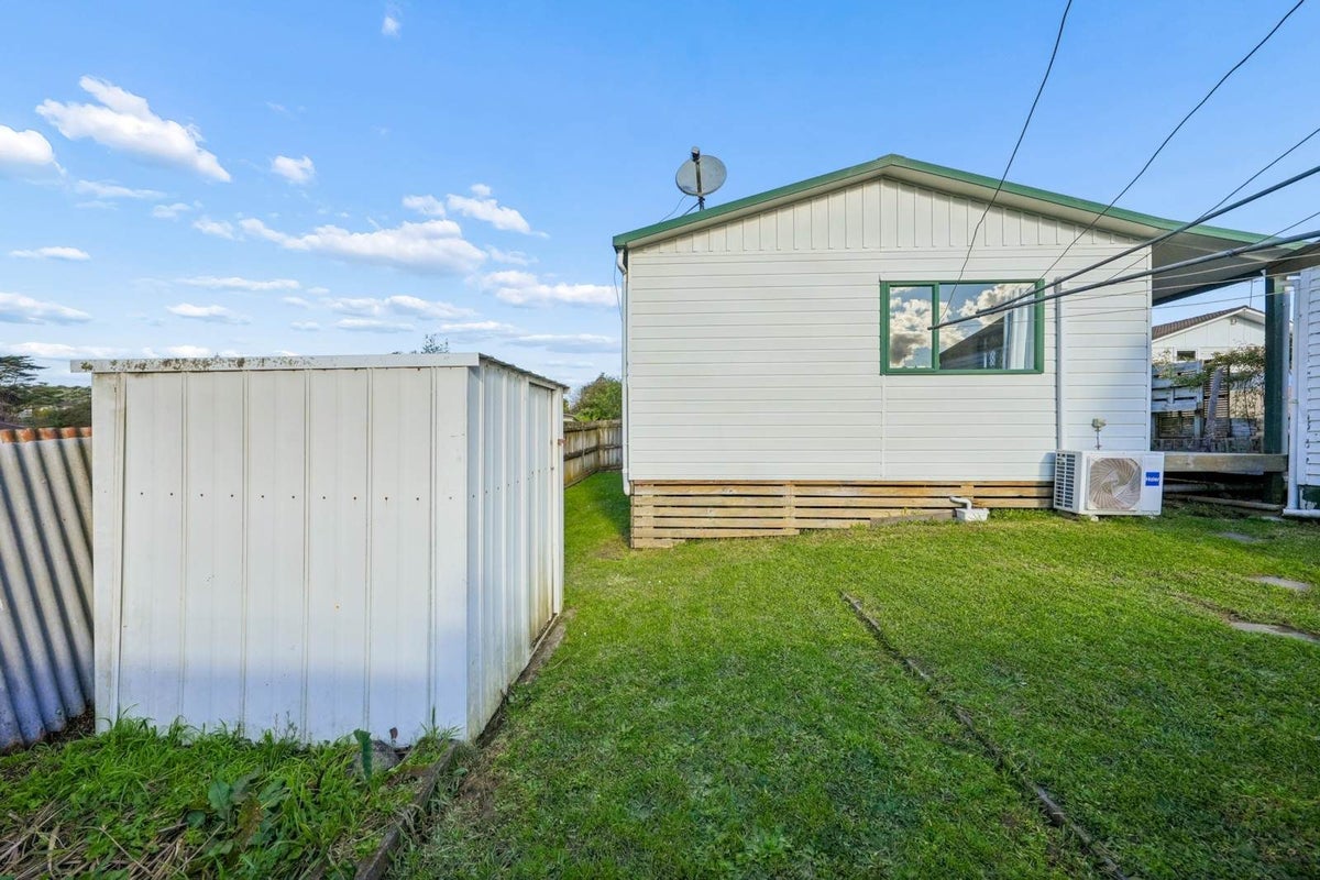 23 Thornlow Street, Glendene, Auckland - Carousel 11