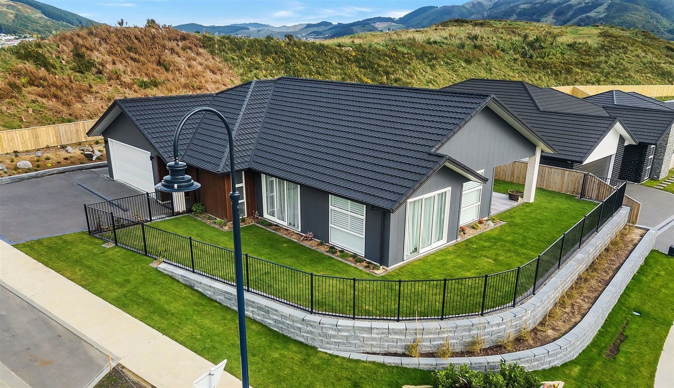 85 Queen Charlotte Drive, Aotea, Porirua - Carousel 1