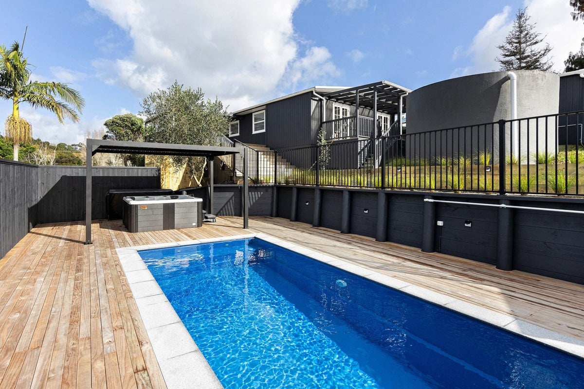 566 Whangaparaoa Road, Stanmore Bay, Whangaparaoa - Carousel 1