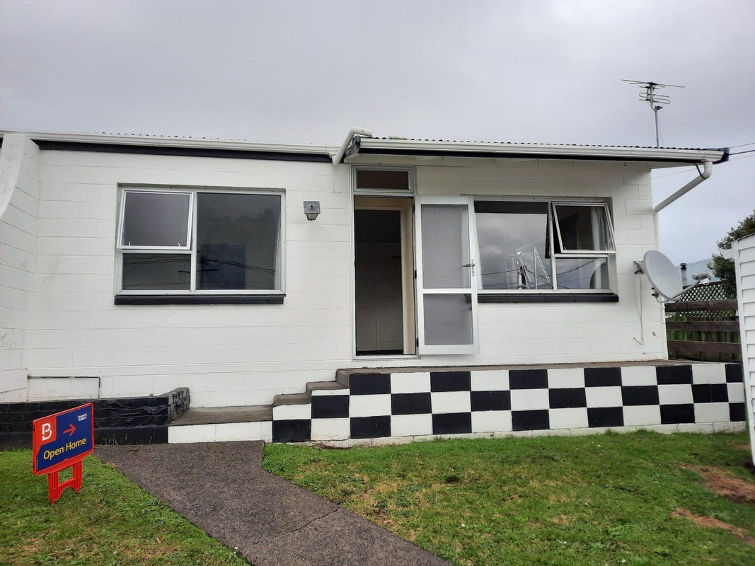 10 Banks Street, Marfell, New Plymouth - Carousel 1