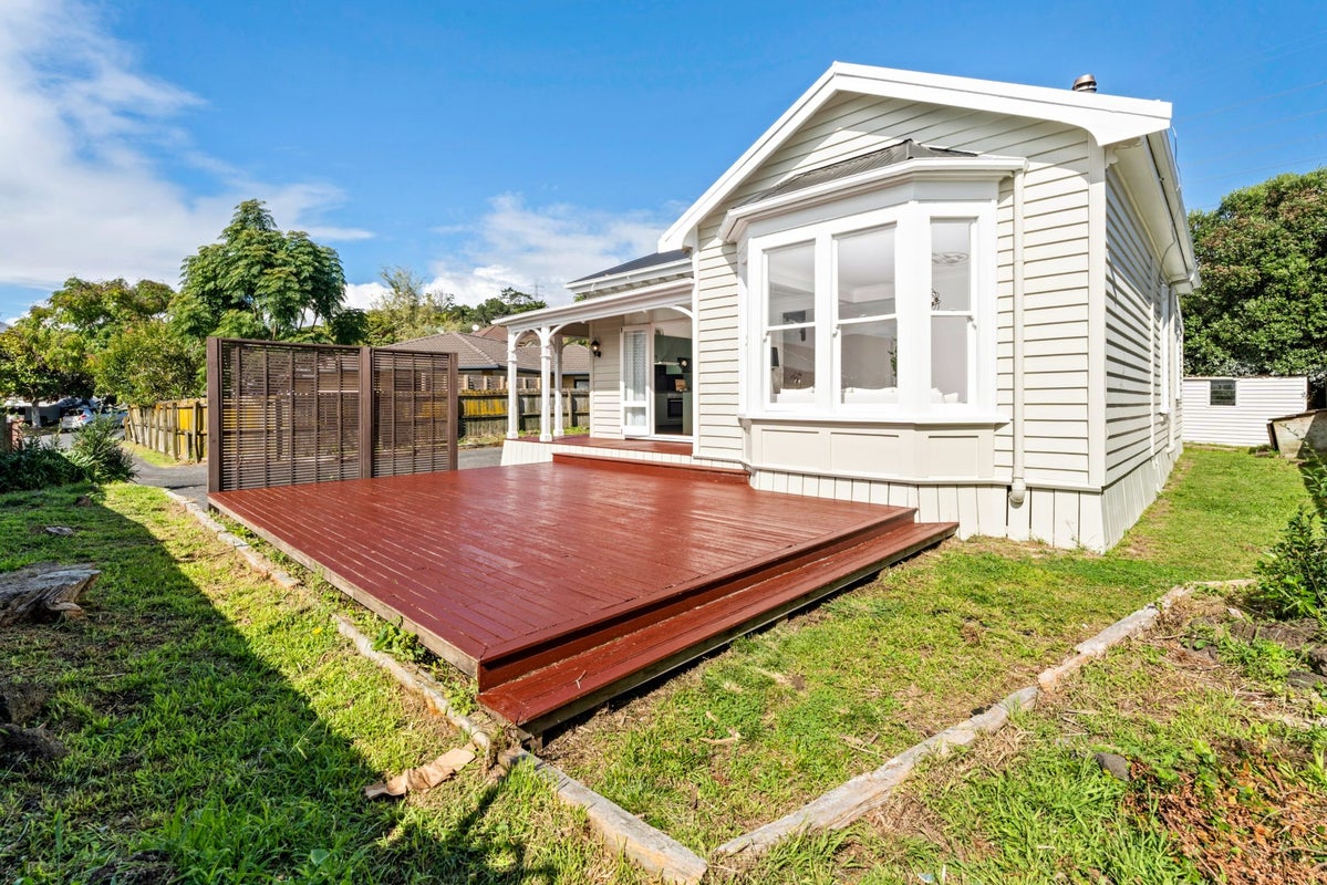 16 Earnslaw Crescent, Clover Park, Auckland - Carousel 1