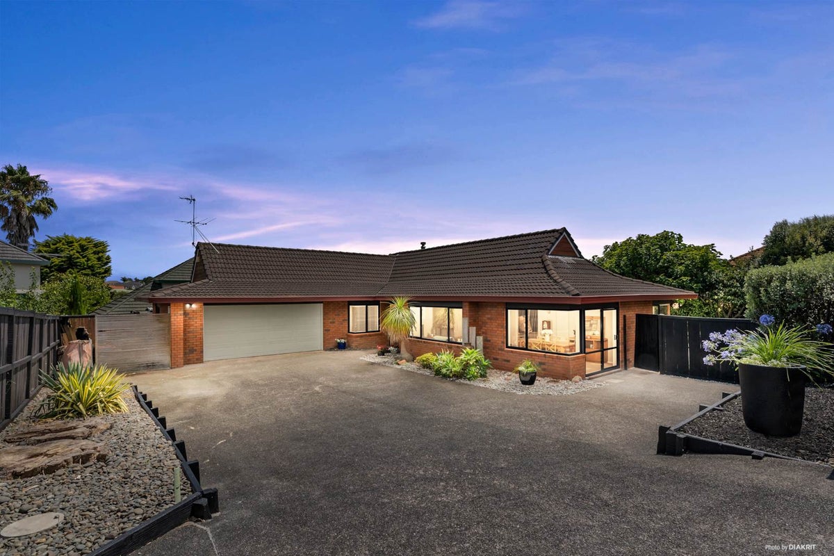 16 Simmental Crescent, Somerville, Manukau - Carousel 1
