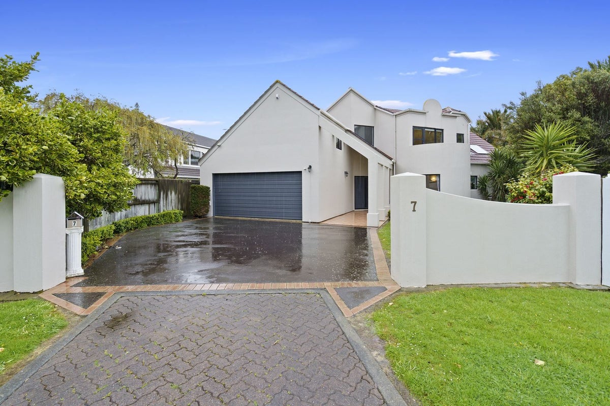 7 Huia Place, Hutt Central, Lower Hutt - Carousel 1