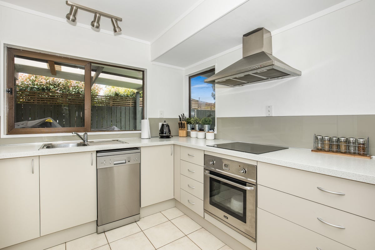 1/12 Sharivari Place, Conifer Grove, Takanini - Carousel 2