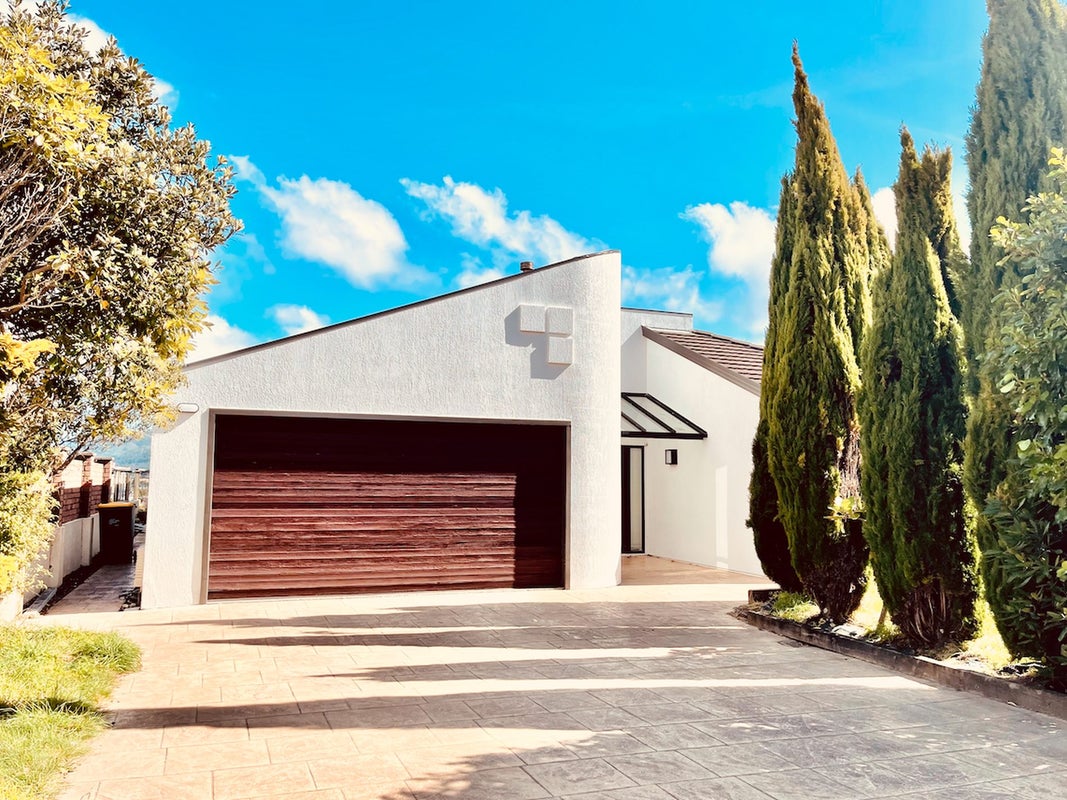 8 Tombane Terrace, Papakowhai, Porirua - Carousel 1