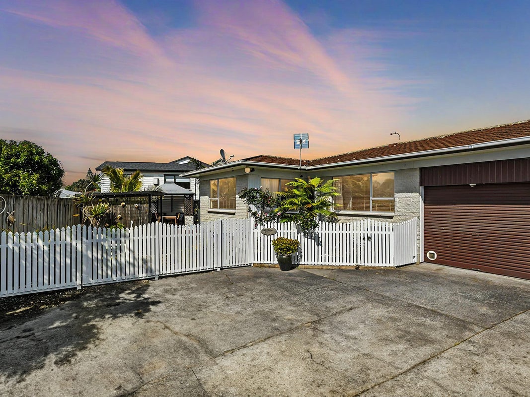 2/38 Blacklock Avenue, Henderson, Auckland - Carousel 1