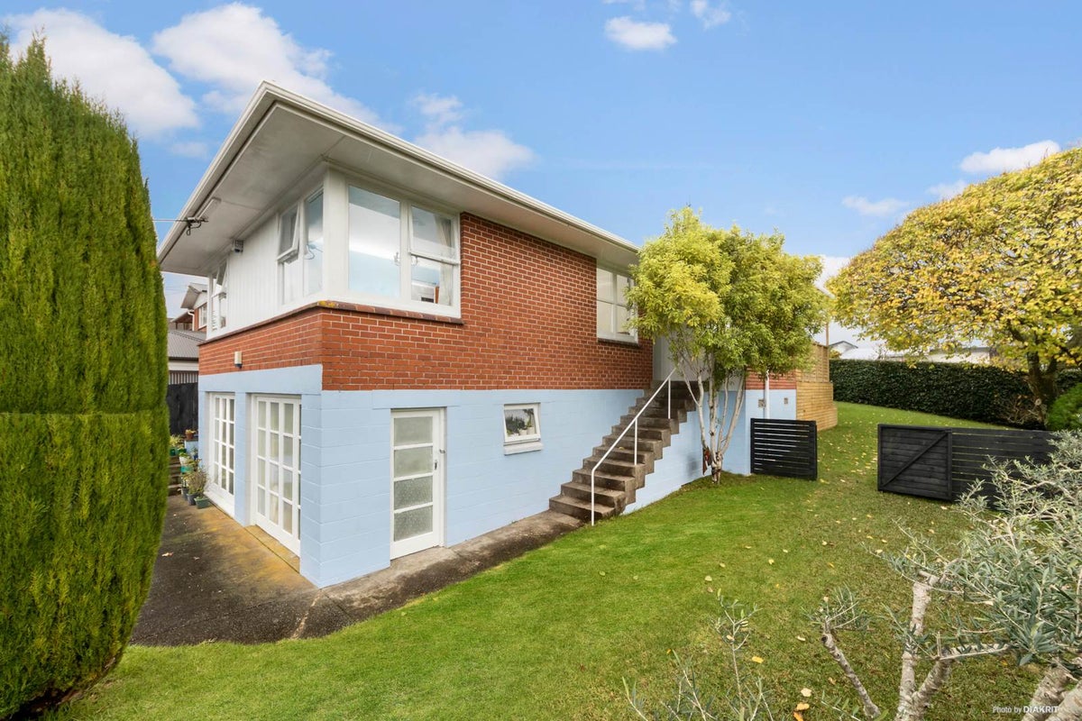 15 Kelston Street, New Lynn, Auckland - Carousel 2