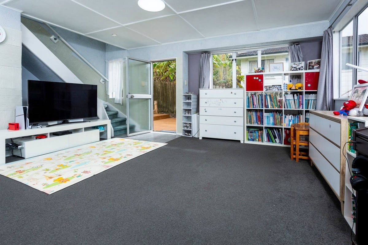 8 Athena Drive, Totara Vale, Auckland - Carousel 2