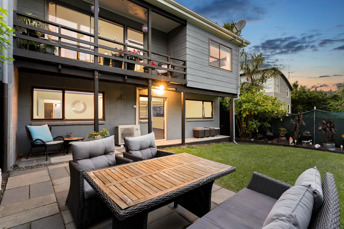 2/10 Seaton Road, Murrays Bay, Auckland - Carousel 2