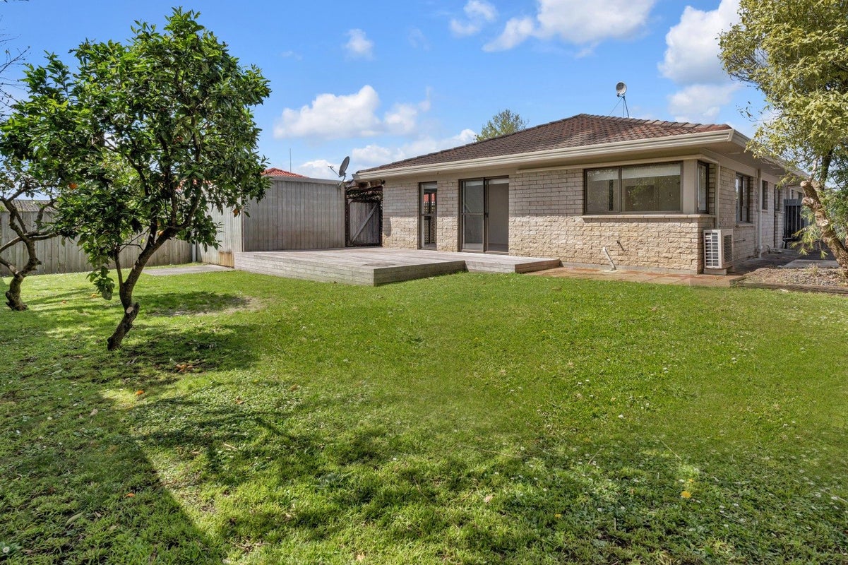 2/125 Pigeon Mountain Road, Half Moon Bay, Auckland - Carousel 1