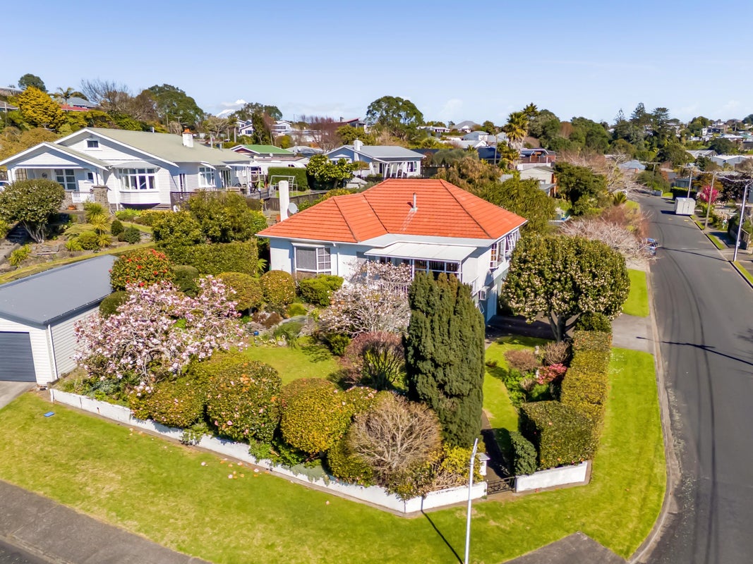 32 Queens Road, Glen Avon, New Plymouth - Carousel 1