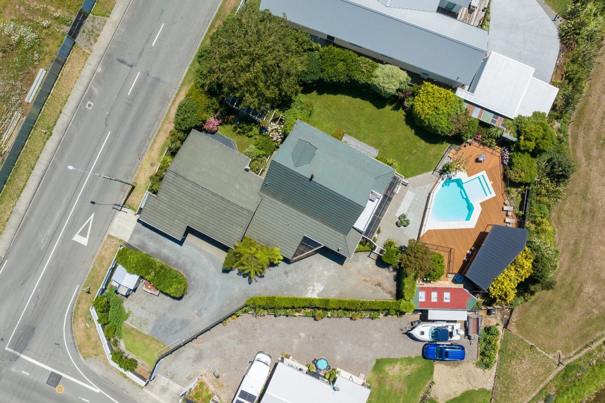 1 Beach Road, Waikawa, Picton - Carousel 36