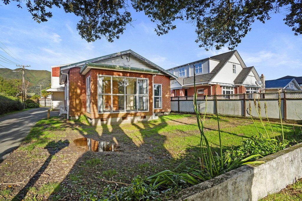 45B Cambridge TCE, WAIWHETU, LOWER HUTT - Carousel 2