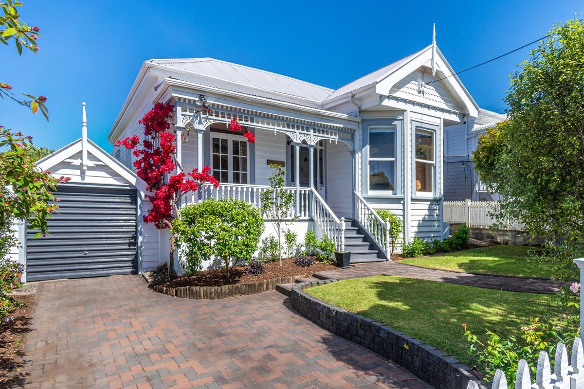 32 Summer Street, Stanley Point, Auckland - Carousel 1