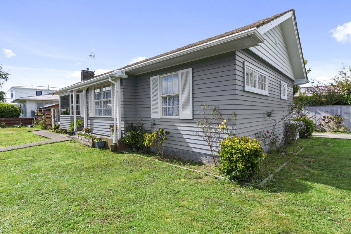 8 Karamu Crescent, Wainuiomata, Lower Hutt - Carousel 1