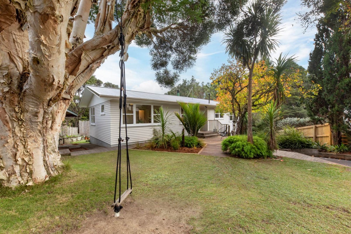 63 Rimutaka Place, Titirangi, Auckland - Carousel 1