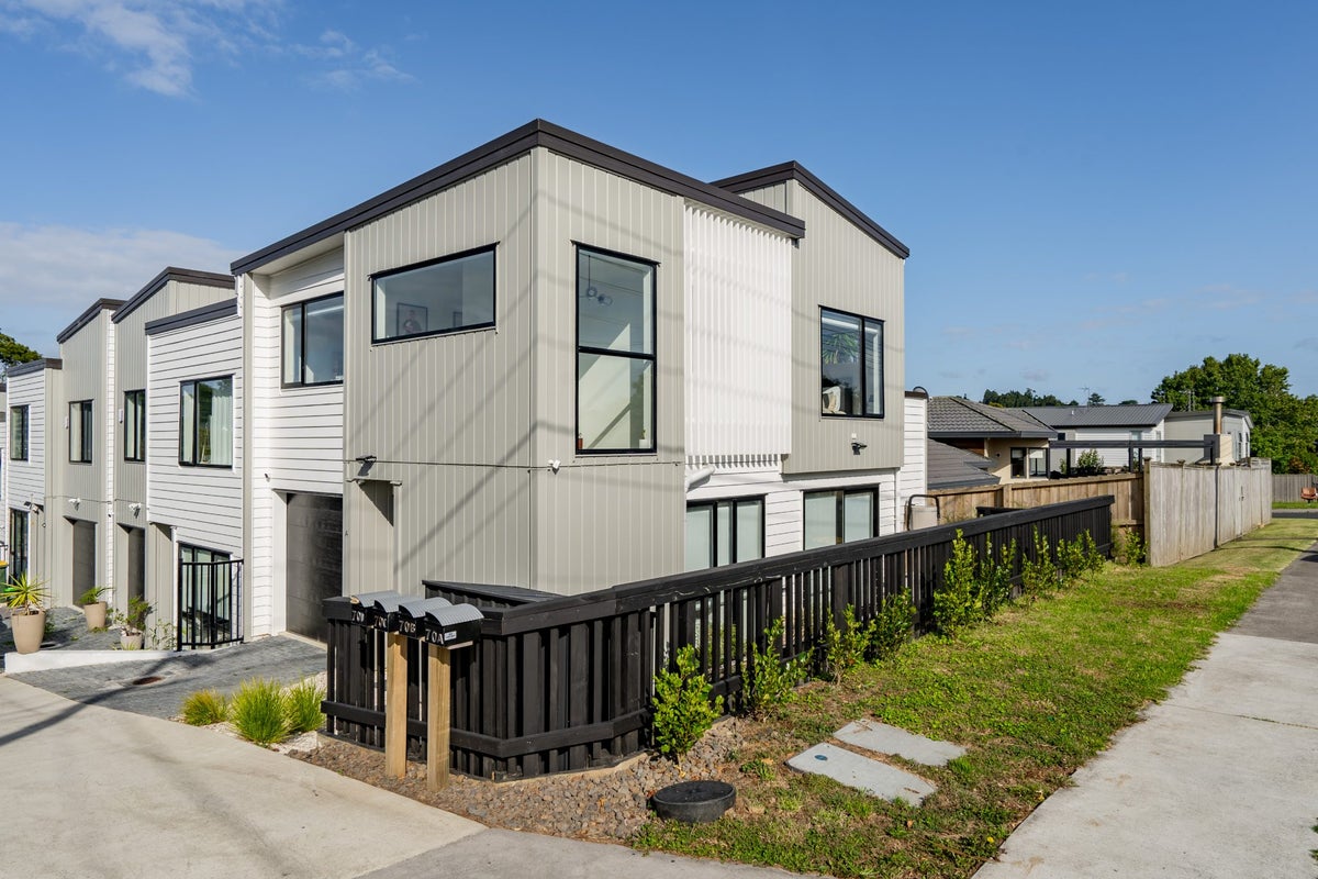 70A Stanley Road, Glenfield, Auckland - Carousel 1