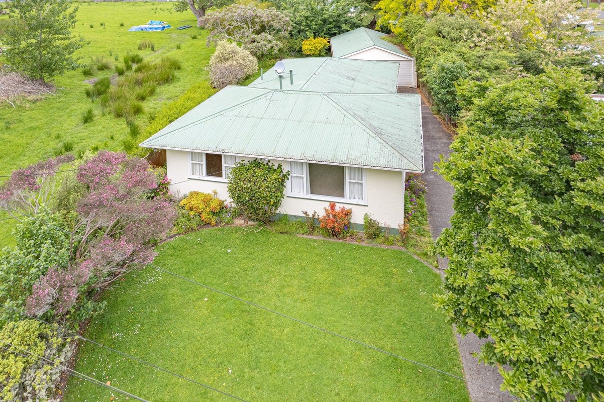 11 Paterson Street, Aramoho, Whanganui - Carousel 2
