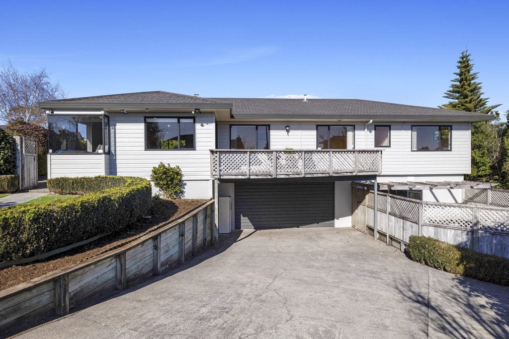 7 Larsen Place, Merrilands, New Plymouth - Carousel 1