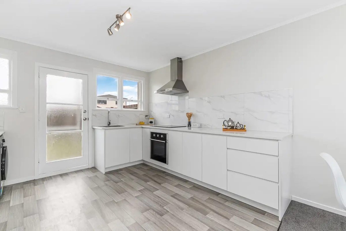 28A Michelle Place, Mangere, Auckland - Carousel 2