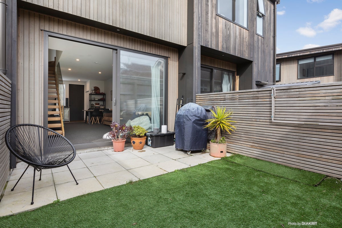8/20 Trent Street, Island Bay, Wellington - Carousel 1
