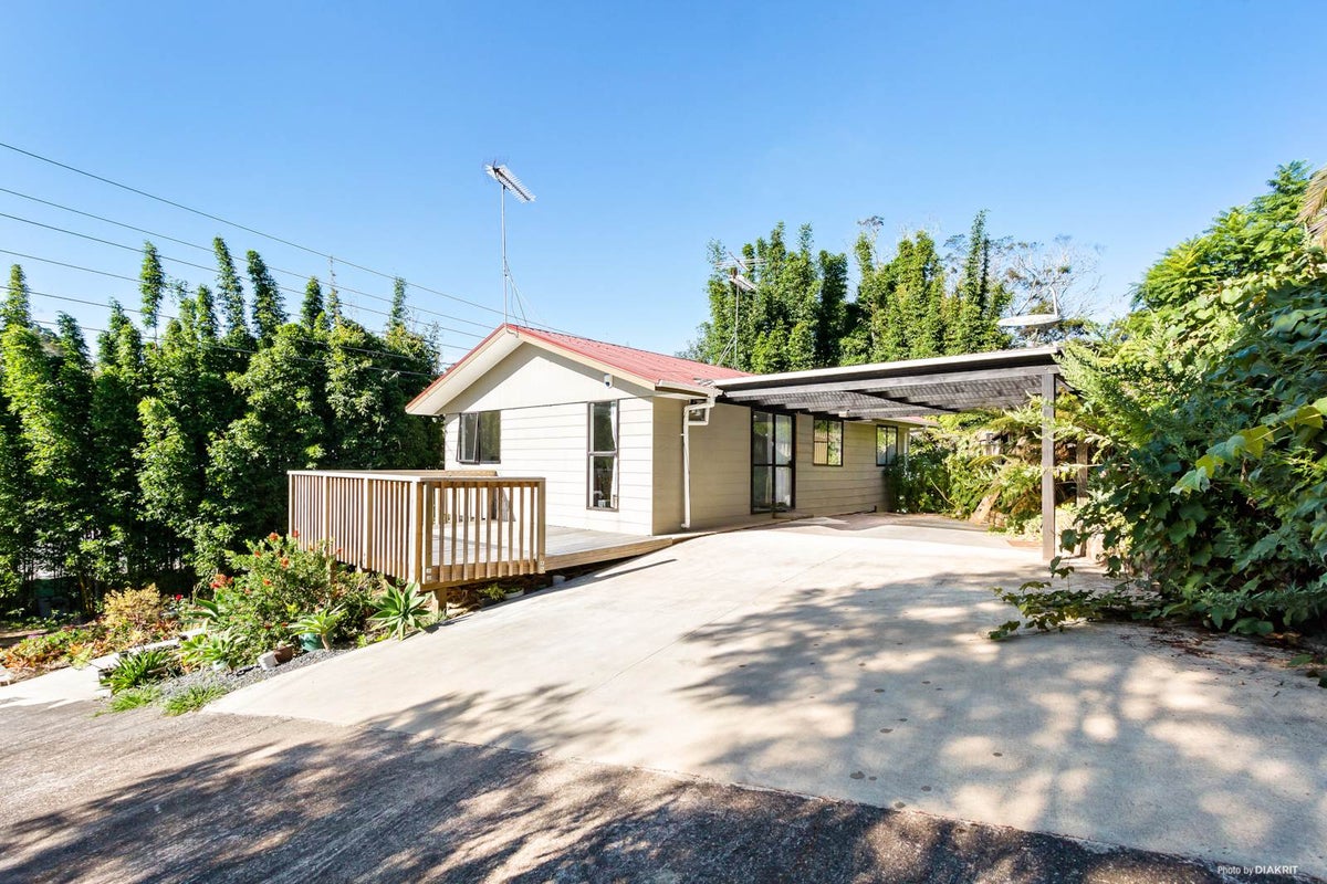 21 Lilburn Crescent, Massey, Auckland - Carousel 1