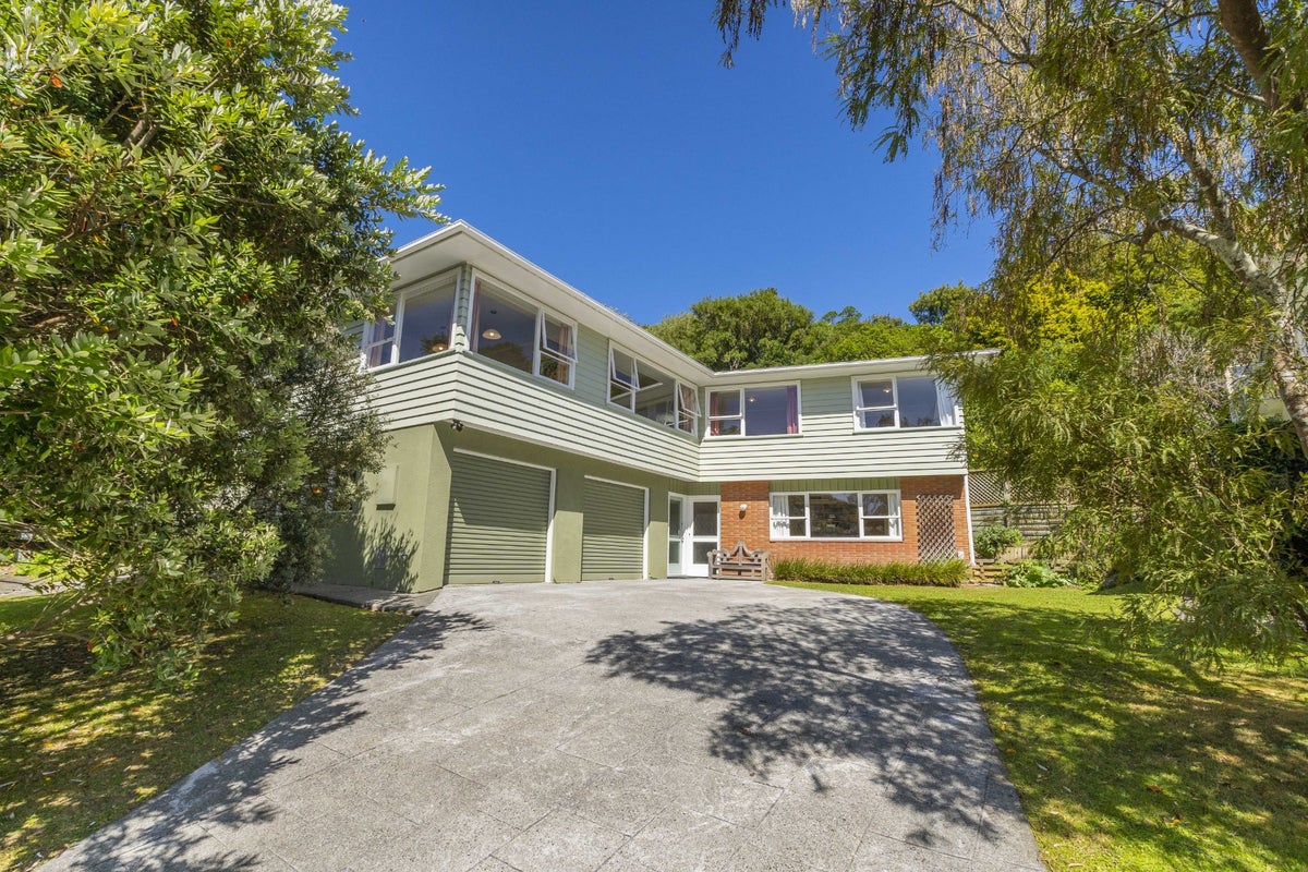 12 Somerville Terrace, Tawa, Wellington - Carousel 1