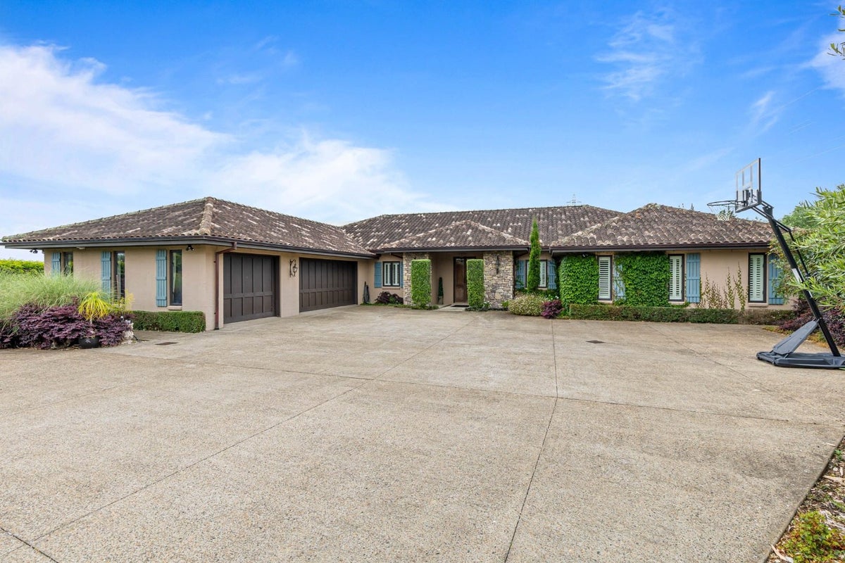10 Myra Evelyn Grove, Albany - Carousel 1
