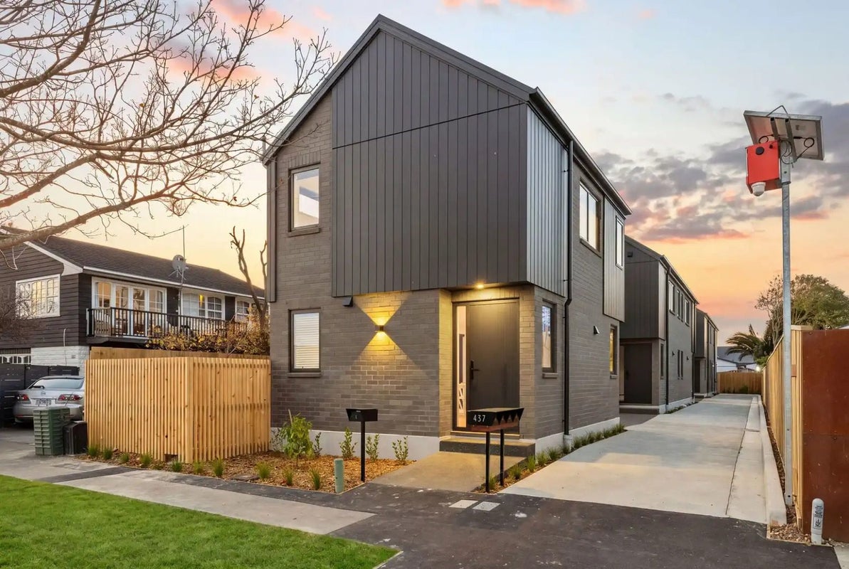 2/437 Worcester Street, Linwood, Christchurch - Carousel 1