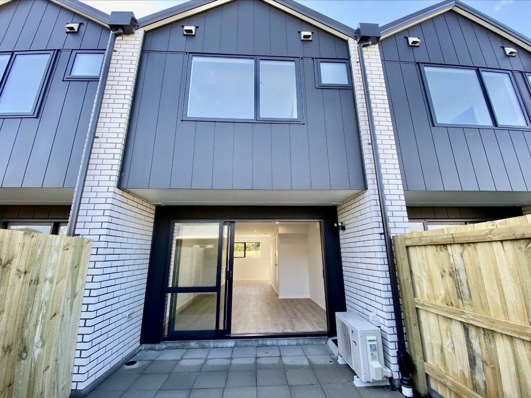 5/12 Enderby Drive, Te Atatu Peninsula, Auckland - Carousel 1