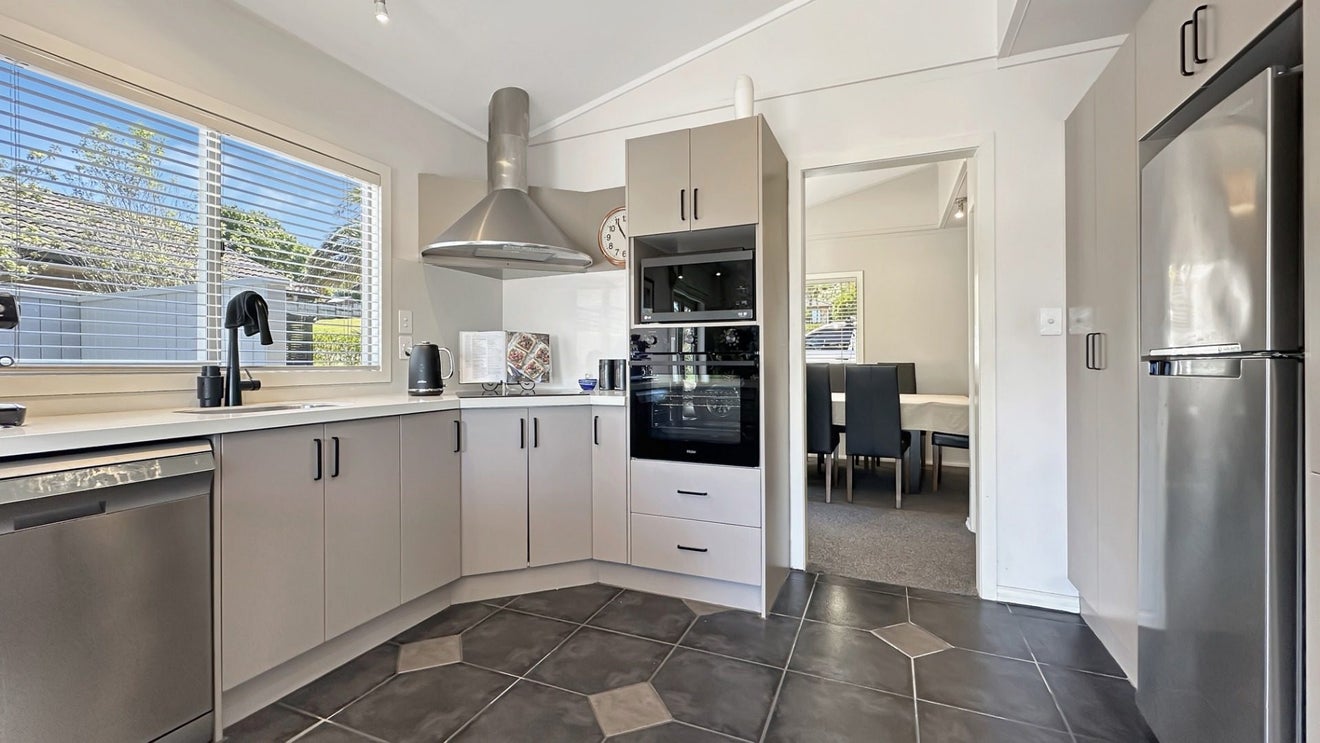 15 Foothills Lane, Glen Eden, Auckland - Carousel 2