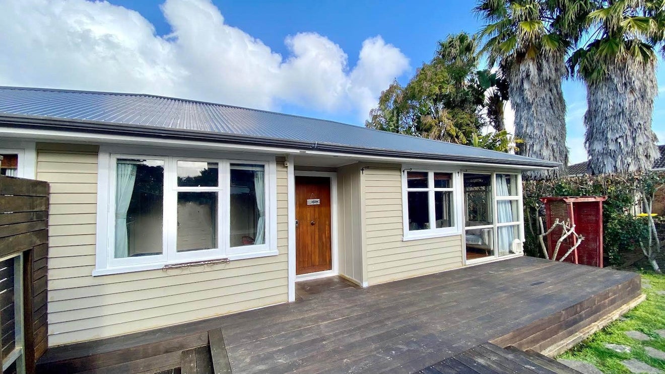 2/8 Belmont Terrace, Milford, Auckland - Carousel 1