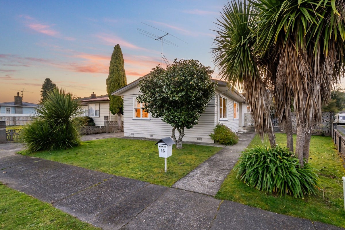 16 Longfellow Street, Trentham, Upper Hutt - Carousel 1