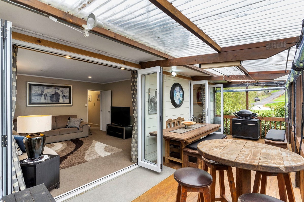 1/10 Topliss Drive, Northcross, Auckland - Carousel 2