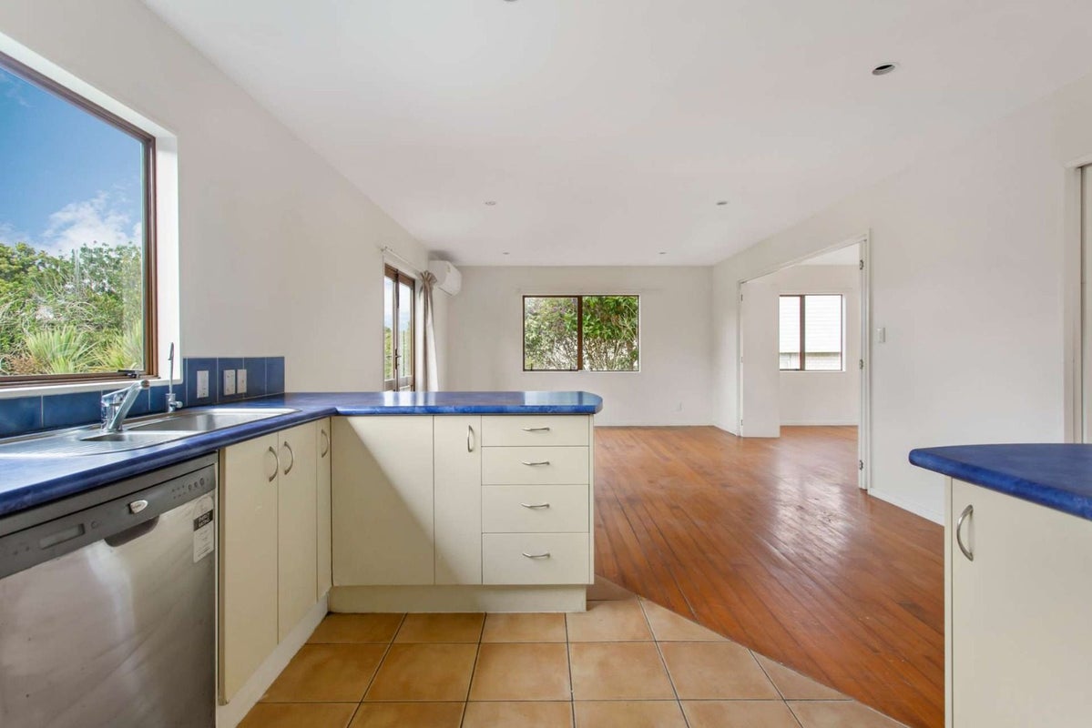 2 Pistachio Place, Goodwood Heights, Auckland - Carousel 2
