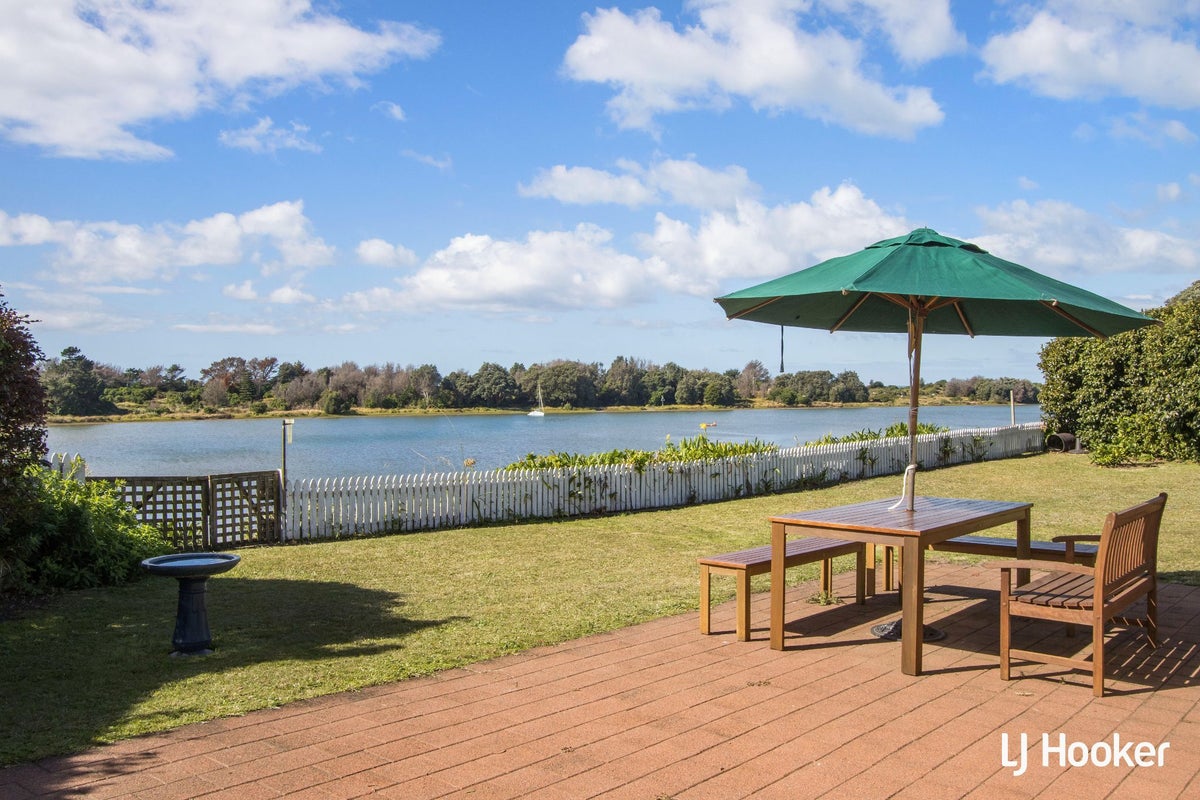 16 Pohutukawa Drive, Athenree, Katikati - Carousel 1