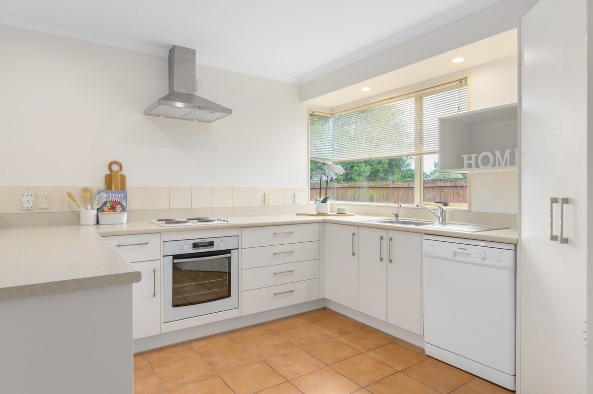 39A Bouverie Crescent, Flagstaff, Hamilton - Carousel 2