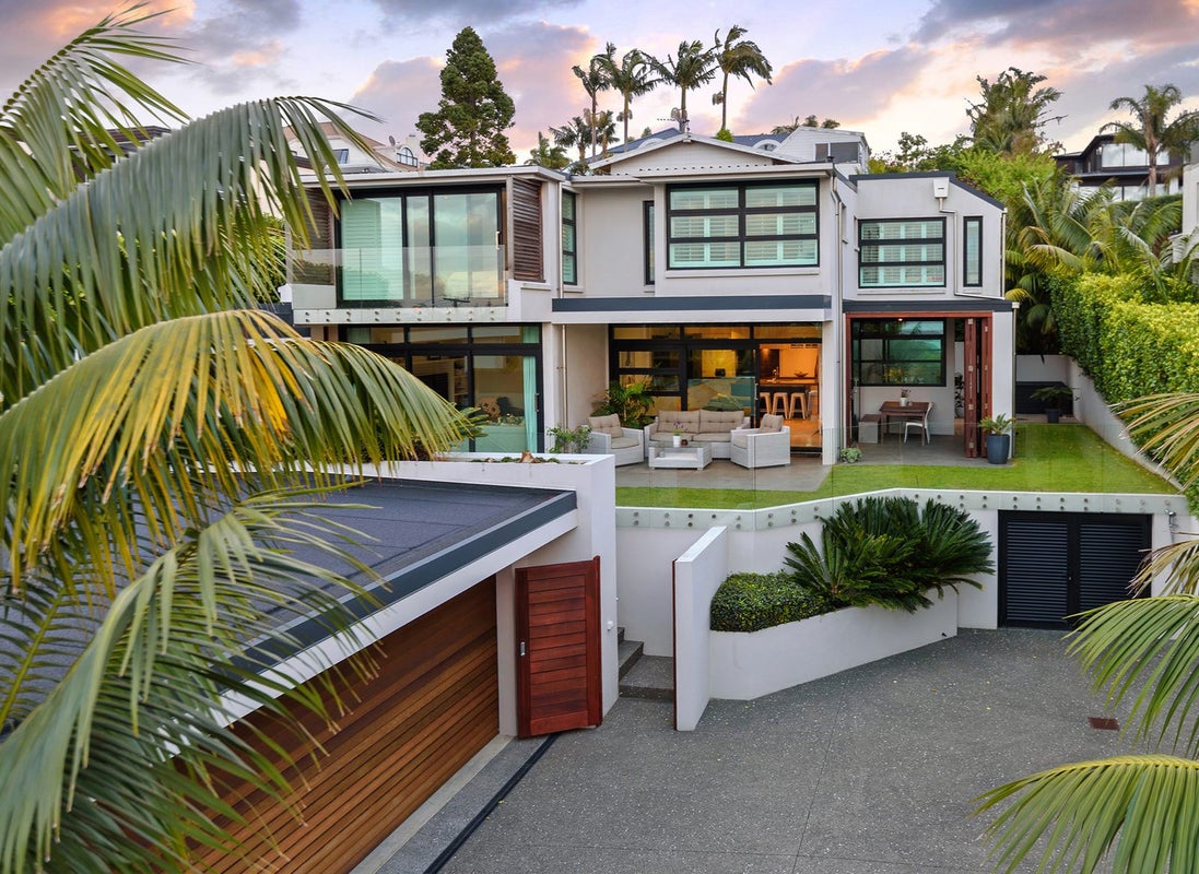 12 Beach Road, Castor Bay, Auckland - Carousel 2